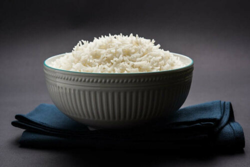 Hvide ris i skål
