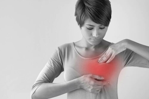 Rødt bryst hos kvinde symboliserer brystkræft