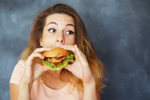 Kvinde med burger