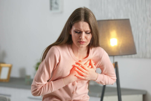Kvinde forsøger at håndtere et hjerteanfald
