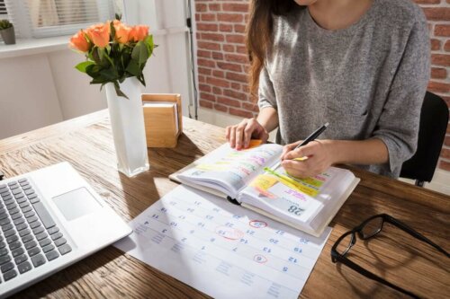 Kvinde skriver i kalender