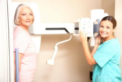 Kvinde får udført mammografi