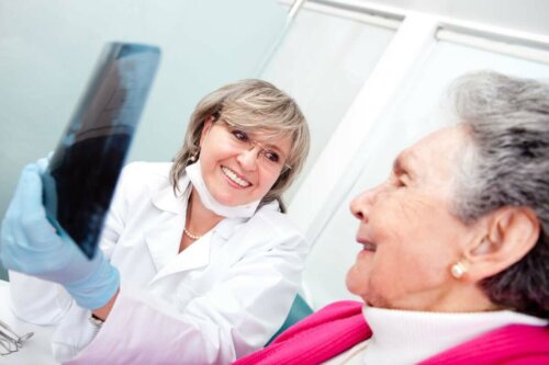 Kvinde ved tandlæge undersøger forholdet mellem osteoporose og tandsundhed