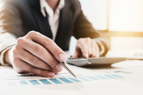 Mand analyserer den finansielle risiko