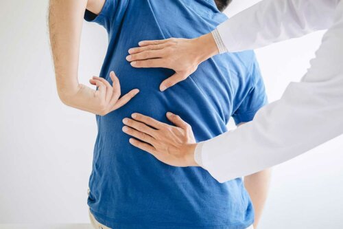 Mand undersøges på grund af rygsmerter