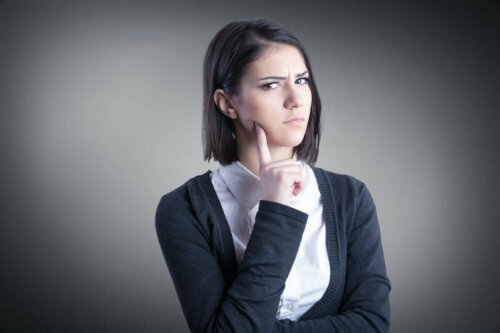 Kvinde med mistænksom attitude