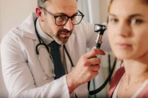 Otosklerose: Årsager, symptomer og behandling