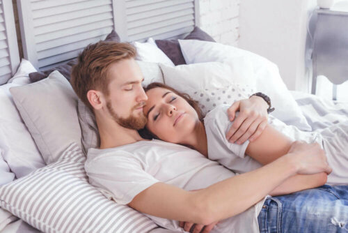 Par i seng nyder intime forhold efter graviditet