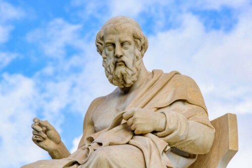 Statue af Platon, der er faderen bag idealisme