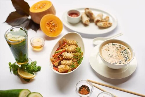 Sunde fødevarer serveret på bord