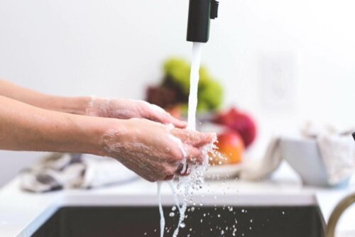 Person vasker hænder for at fjerne bakterier
