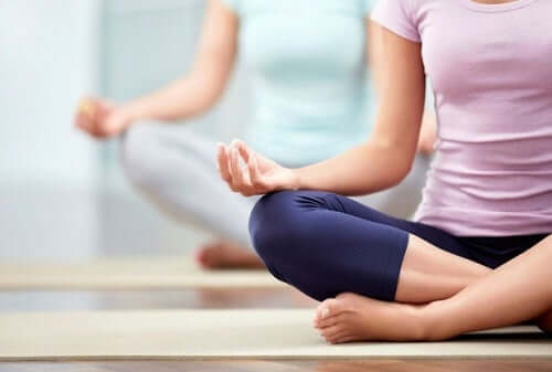 Kvinde dyrker yoga