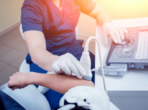 En albue scannes på grund af en subluksation