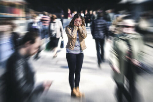 Angst kvinde i menneskeflok