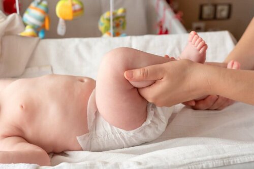 Baby ligger med ble på