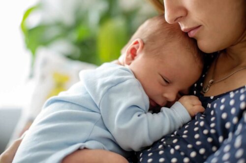 Baby ligger hos sin mor for at skabe tryg tilknytning