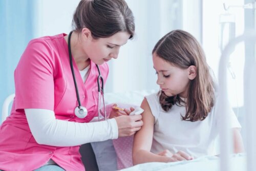Et barn vaccineres