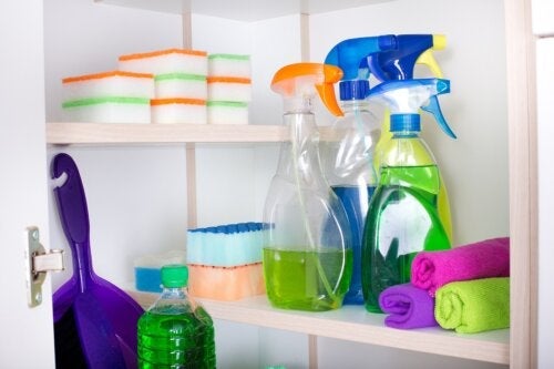 Sådan kan du opbevare rengøringsmidler sikkert