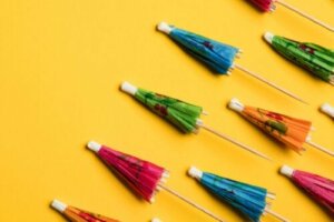 Hvordan man laver paraplyer til at dekorere cocktails