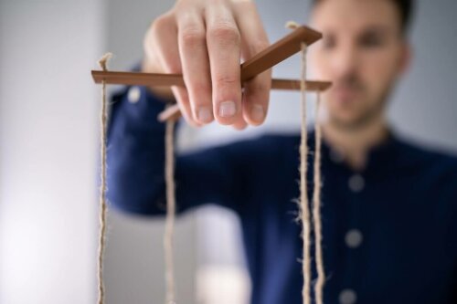 En dukkefører symboliserer en kontrollerende person