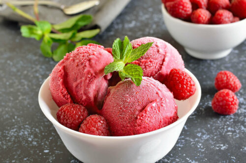 Is er eksempel på dessert med røde bær