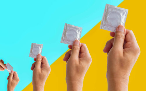 Hænder holder kondomer