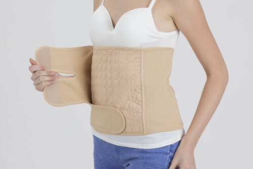 Kvinde med korset om maven