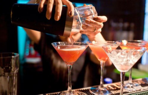 Kvinde blander cocktails