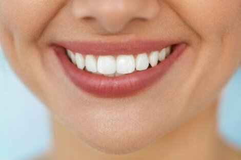 Sådan kan du blege tænder naturligt