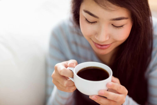 Kvinde nyder en kop kaffe