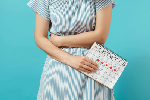 Kvinde med kalender, der viser menstruation