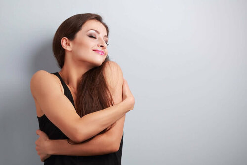 Kvinde krammer sig selv