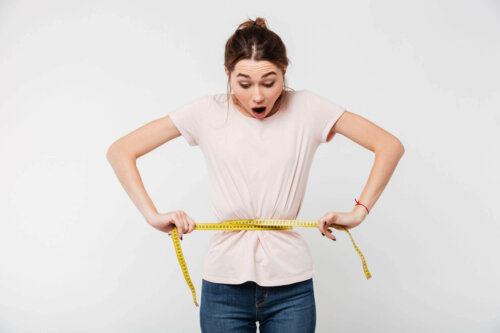 En kvinde måler sin mave