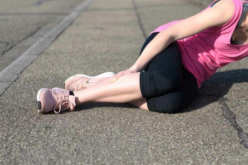 Kvinde med behov for at behandle muskelkramper