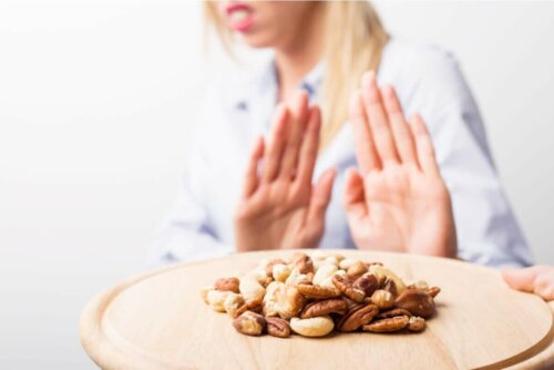 Kvinde siger nej til nødder, da de kan forårsage ledsmerter