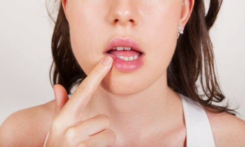 Kvinde påfører læbepomade