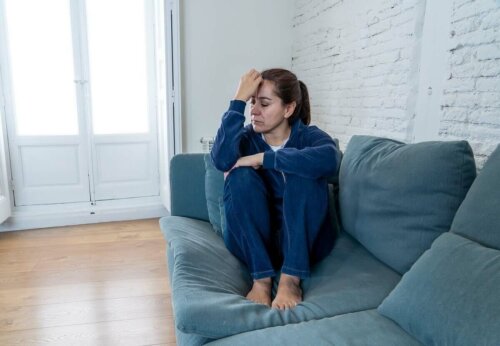 Kvinde sidder i sofa