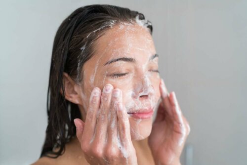 Kvinde vasker sig for at få sund hud