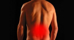 Hvad er årsagen til lændesmerter i højre side af ryggen?