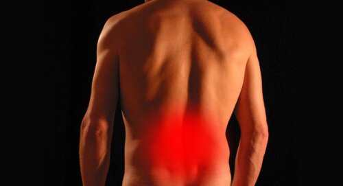 Hvad er årsagen til lændesmerter i højre side af ryggen?