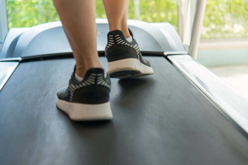 Person nyder gåture på et løbebånd