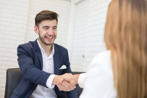 Mand og kvinde giver hånd