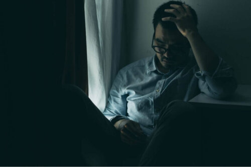 Mand sidder alene i mørke