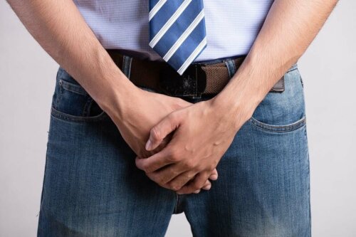 Mand med phimosis tager sig til underlivet