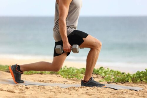 En mand styrketræner på en strand for at kombinere sund kost og træning