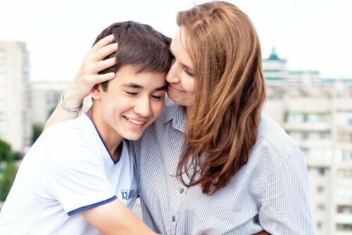 Mor og søn, der krammer, er eksempel på et godt forhold til sine forældre