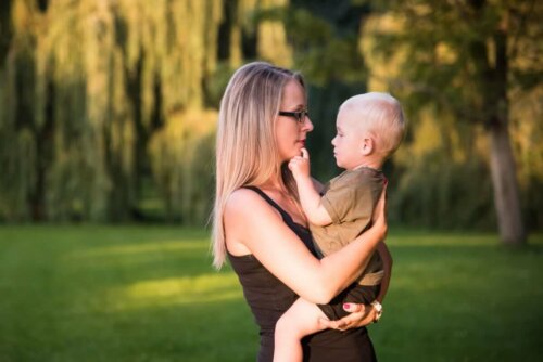 Mor med søn i armene