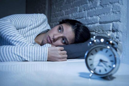 Nervøs kvinde i seng er bange for at drømme om at blive berøvet