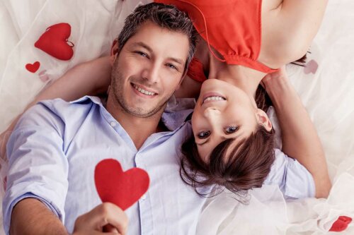 Par omgivet af hjerter illustrerer, hvordan man kan elske uden at lide
