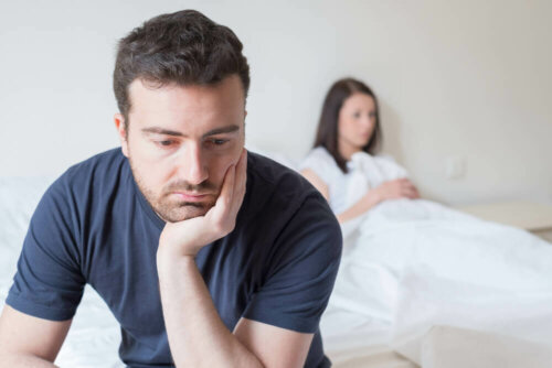 Par i seng er frustreret grundet mangel på evne til at opretholde en erektion